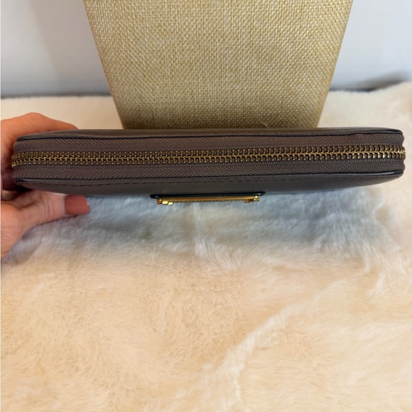 Marc By Marc Jacobs Black Wallet with Gold Plate - Picture 3 of 15